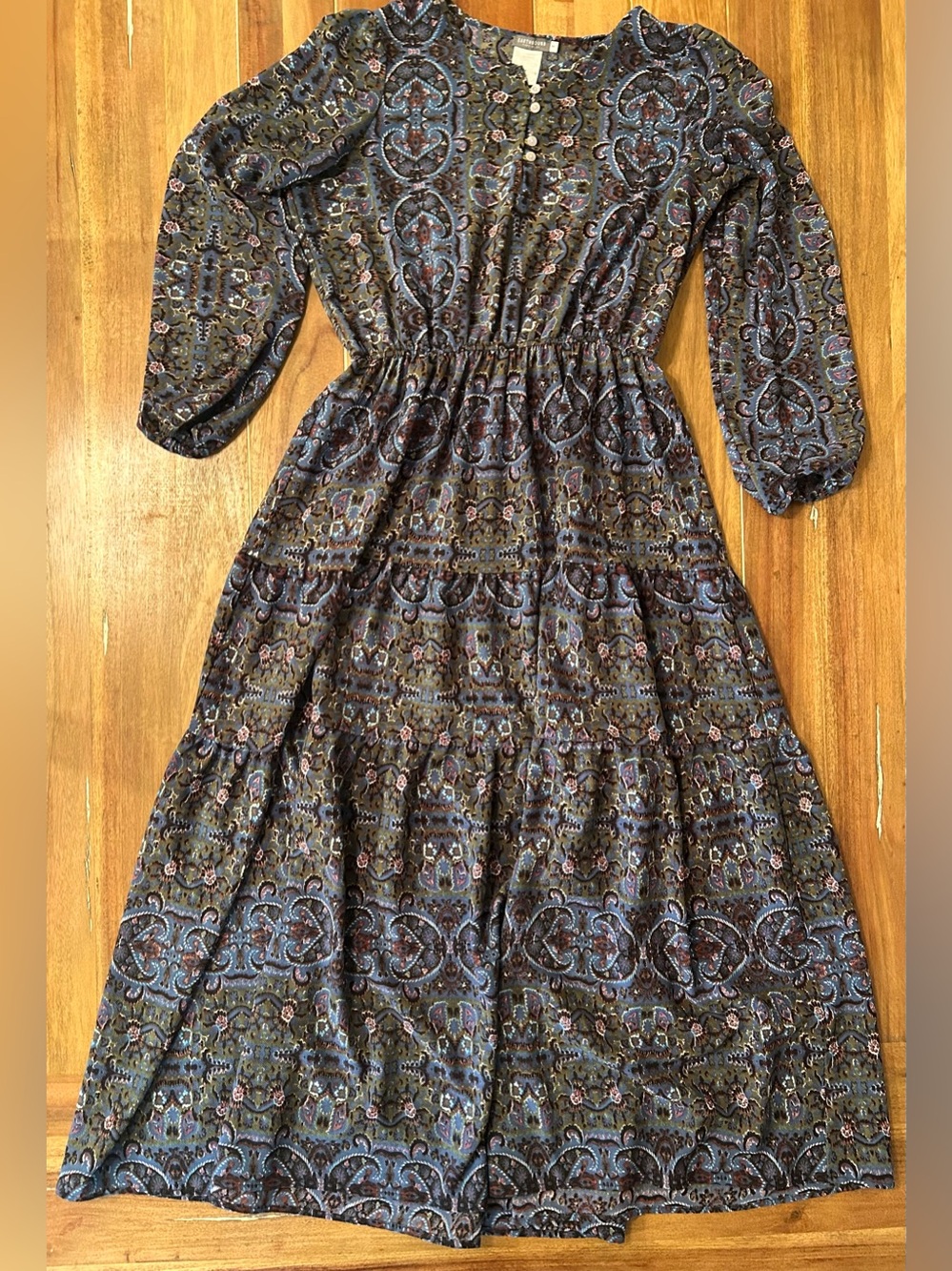 EARTHBOUND Bohemian Floral Tiered Midi Dress in Navy. Medium.